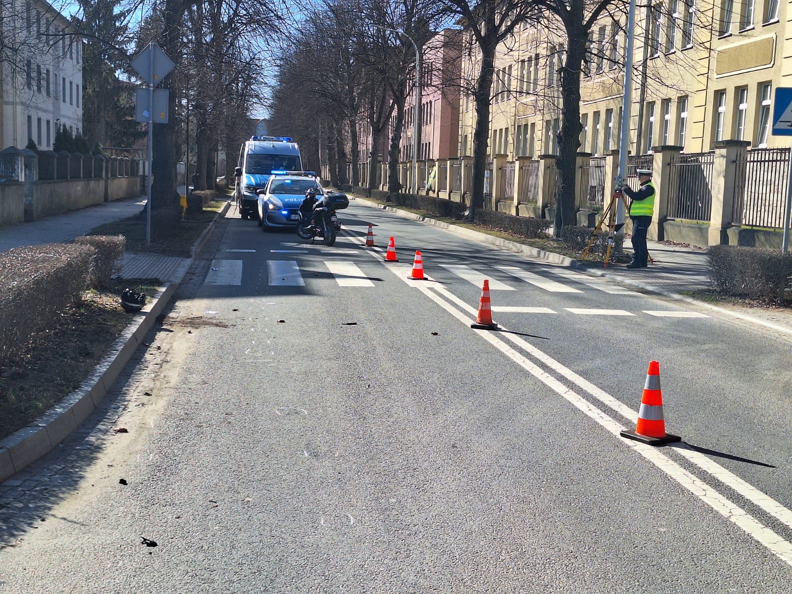 Zderzenie motoroweru ze śmieciarką w Strzegomiu [FOTO] 